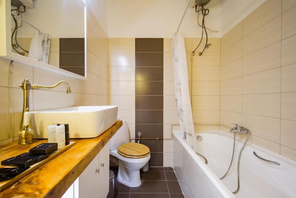 Emporikon Apartment Steps From Historic Center Athens Ngoại thất bức ảnh