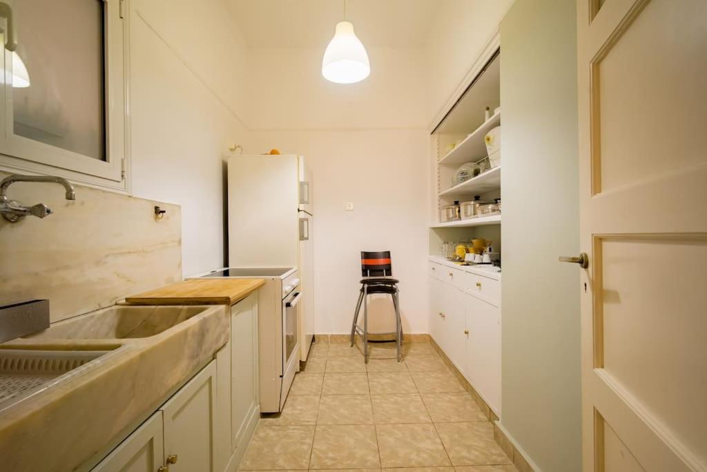 Emporikon Apartment Steps From Historic Center Athens Ngoại thất bức ảnh