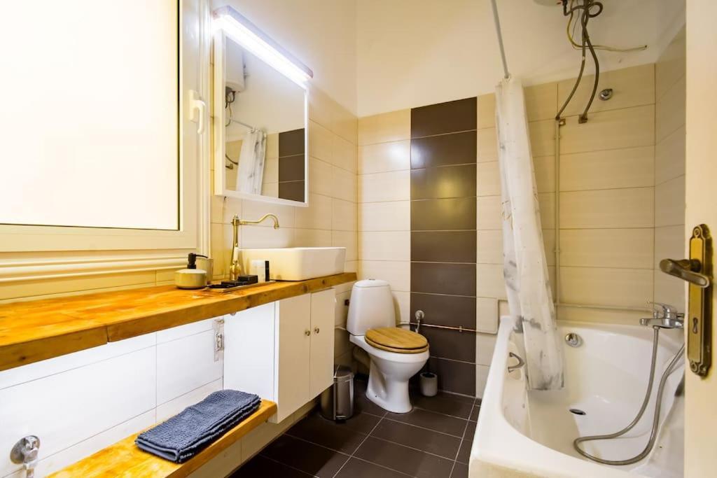 Emporikon Apartment Steps From Historic Center Athens Ngoại thất bức ảnh